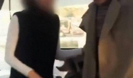 爆料人凌晨被敲门视频,爆料人遭遇神秘访客